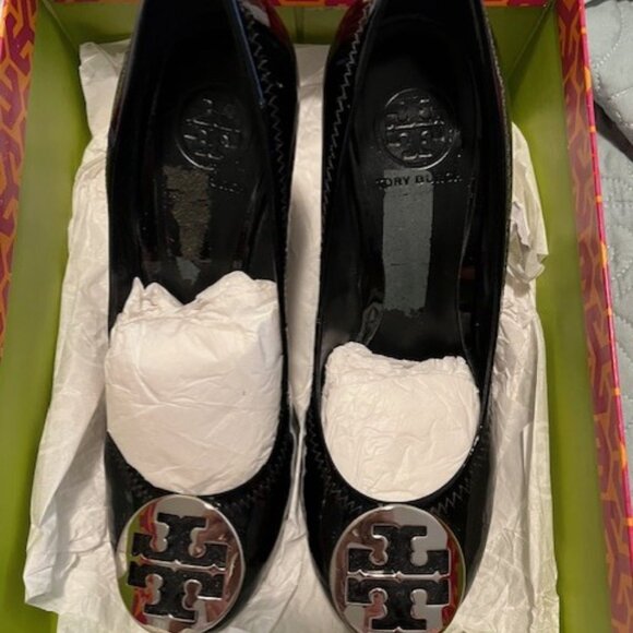 Tory Burch Sophie Wedge Black Patent - Picture 5 of 5